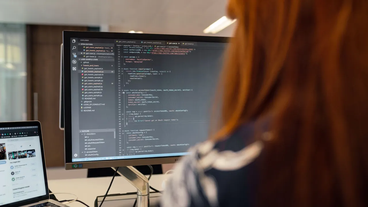 Especialista revisando código en un monitor