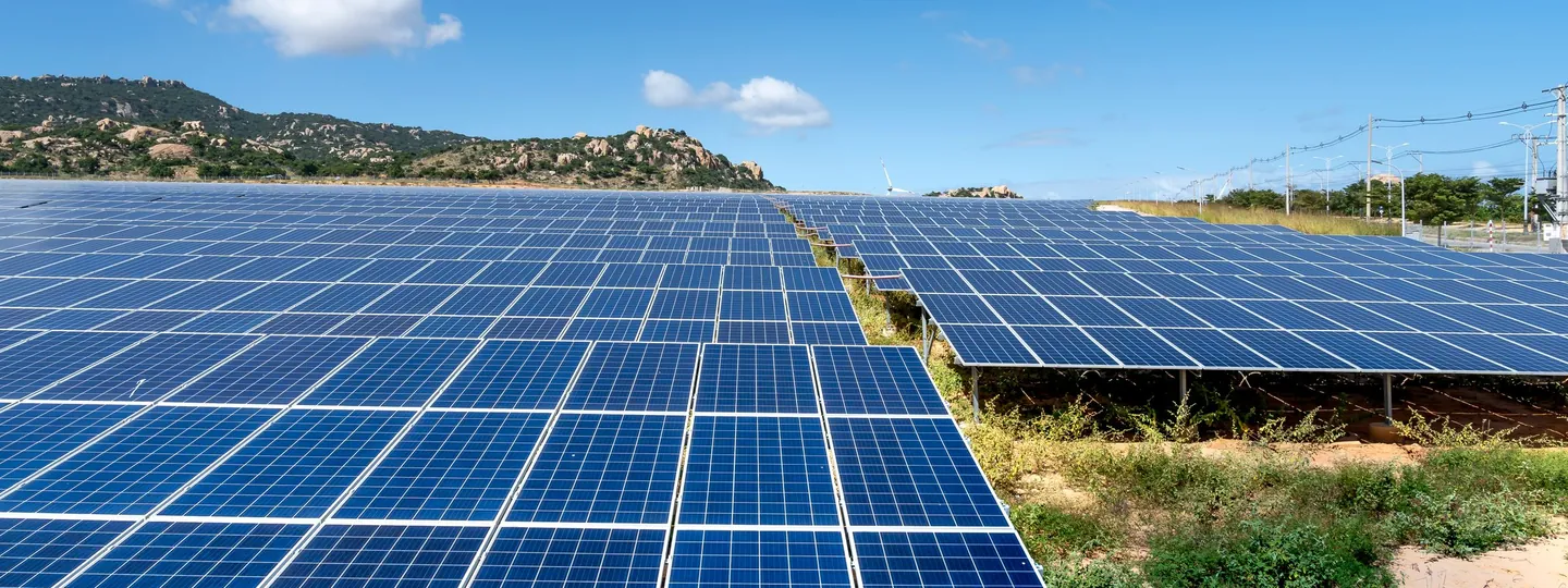 Parque de paneles solares bajo cielo despejado